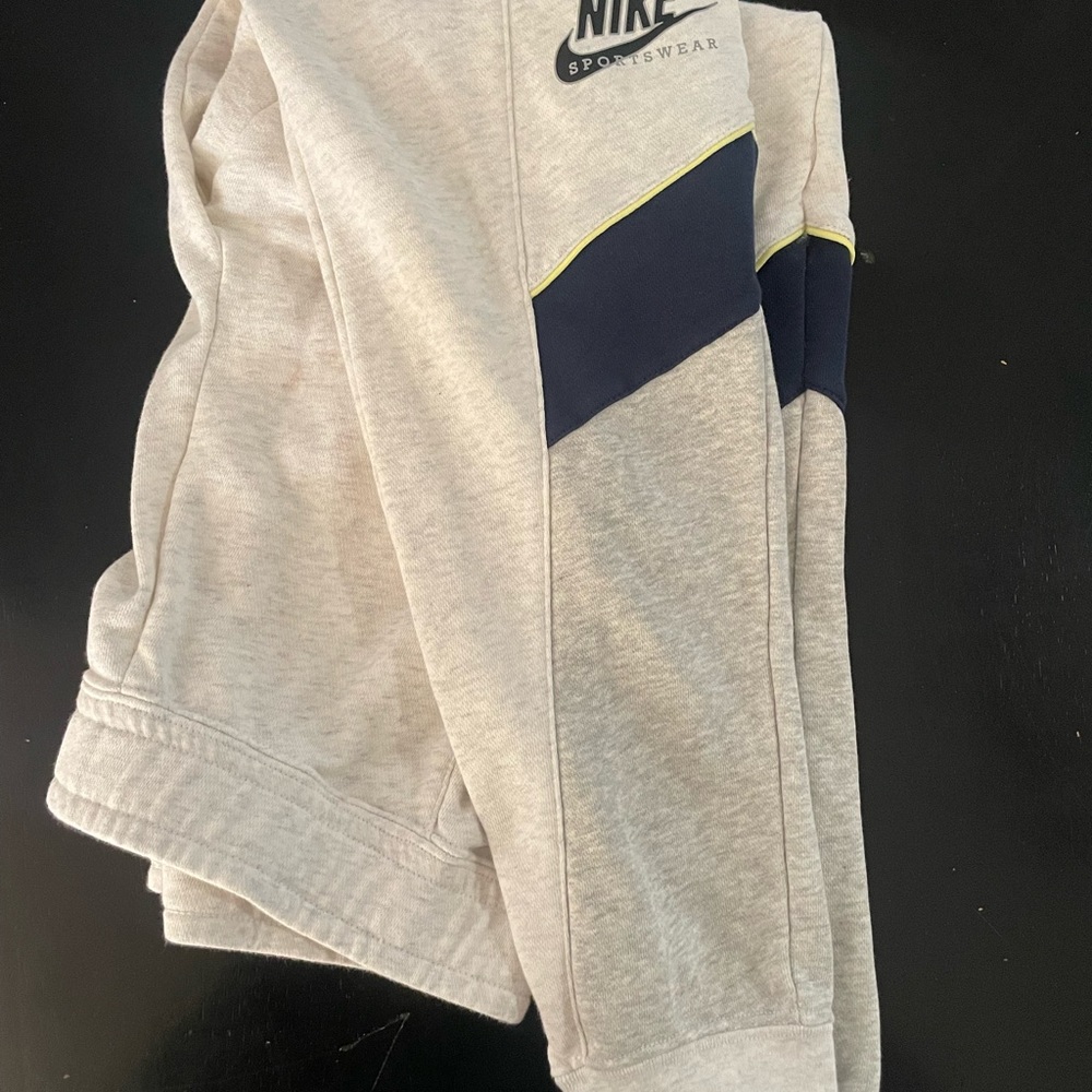 Nike women’s Heritage Fleece jogger size small